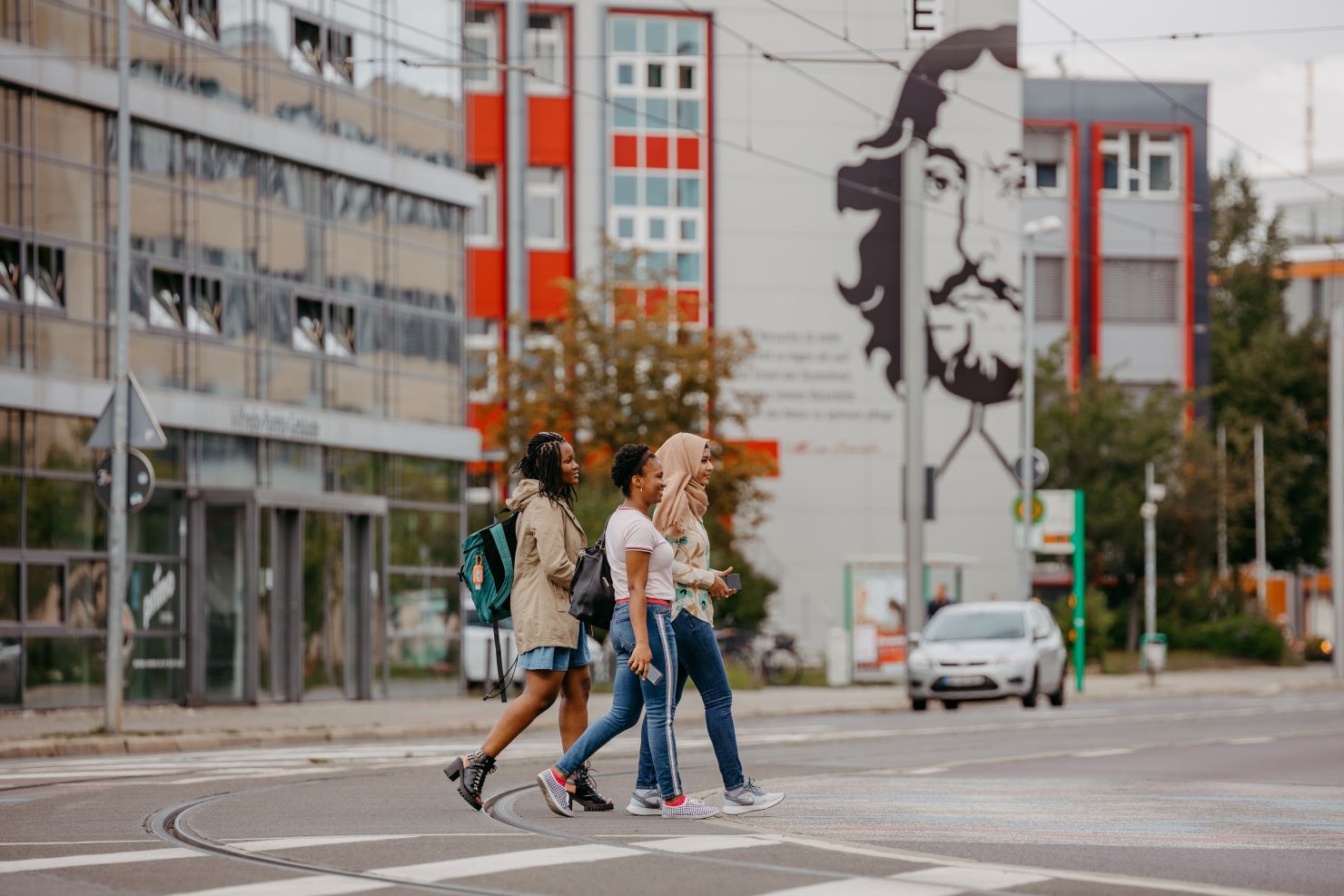 Girls Staße OVGU Logo1480