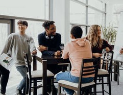 Gruppe vor Tafel Ece