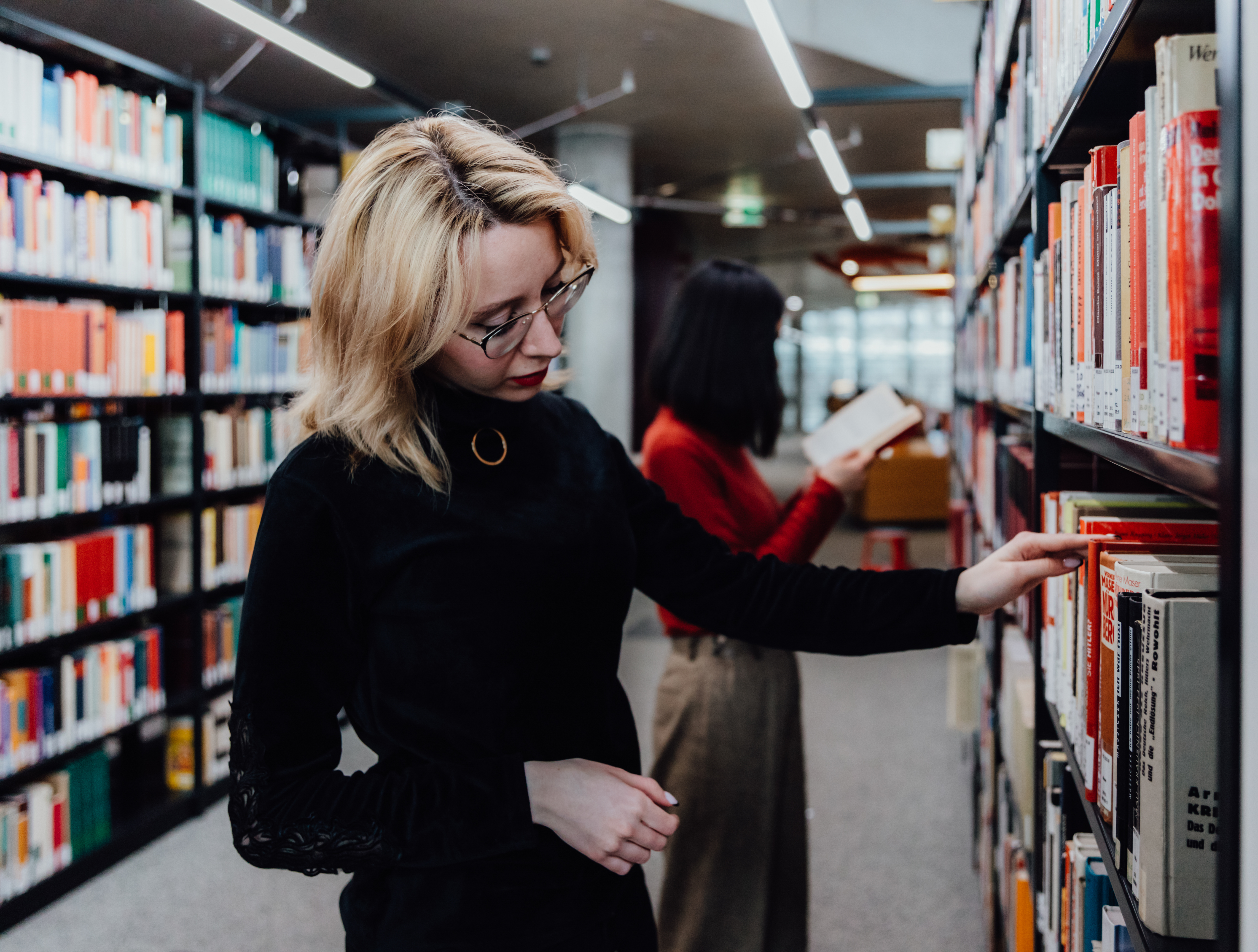 Olga Buch suchend_L1259.Übersichtsboxen