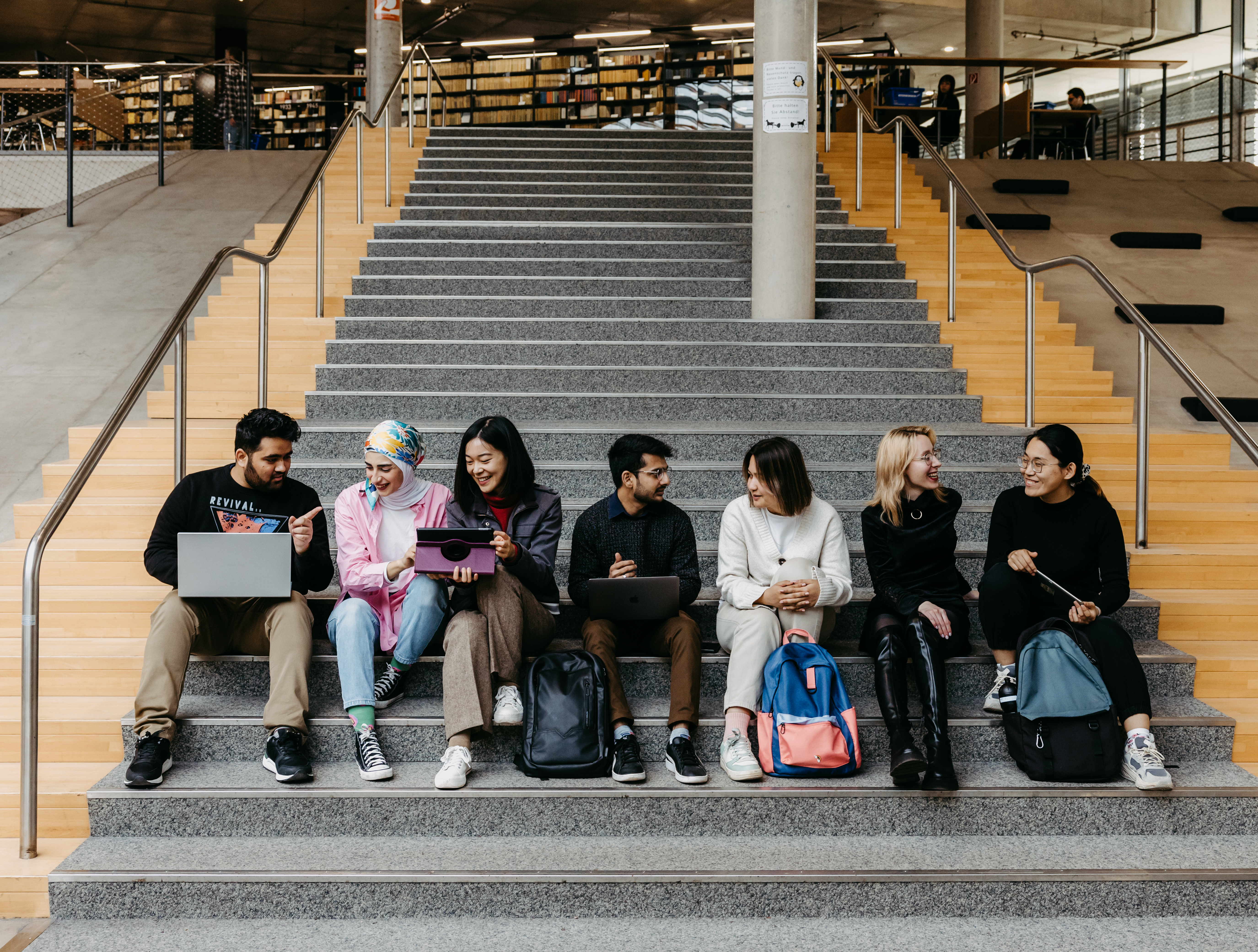 gruppe treppe lachend_1249.Übersichtsboxen