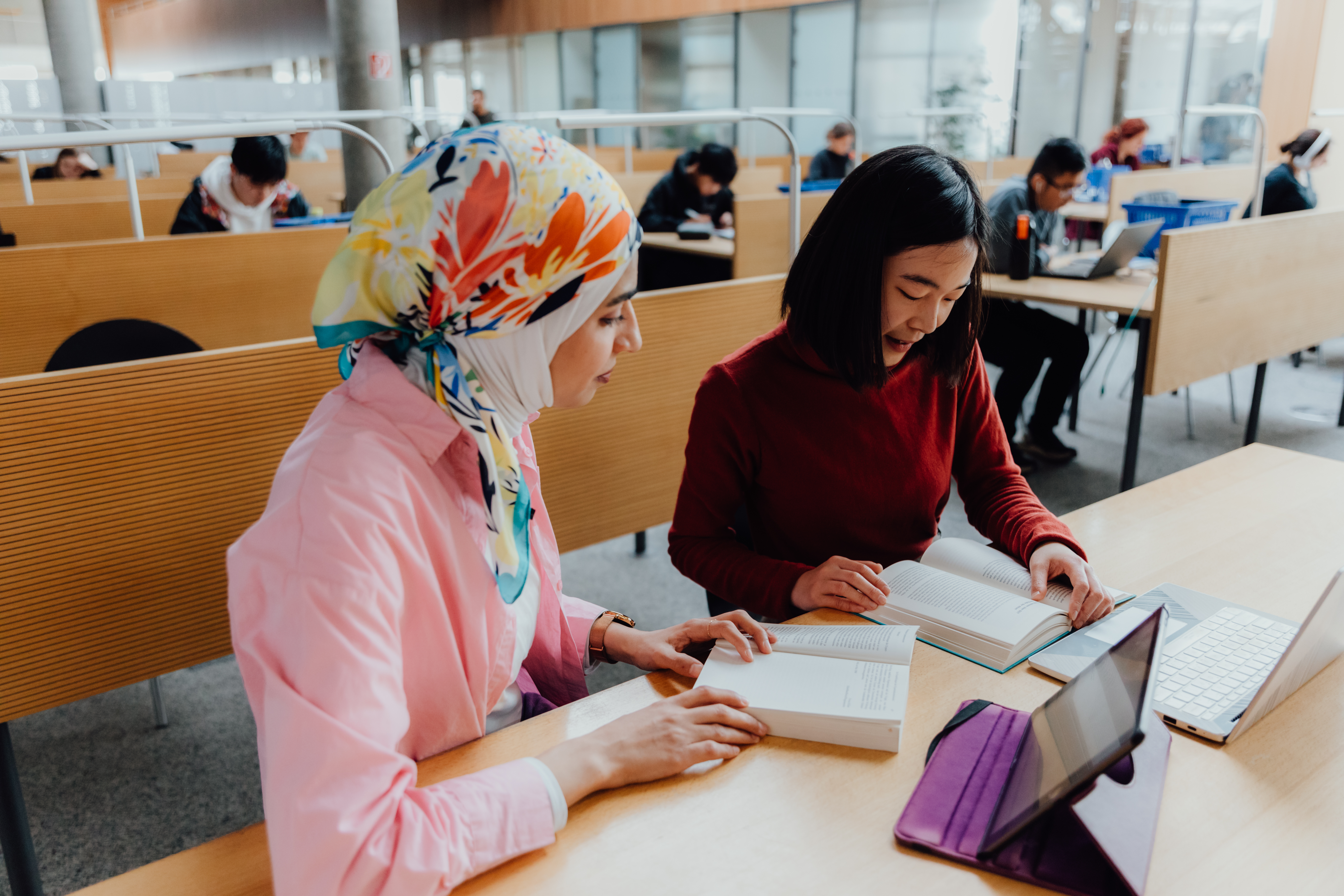 Sirene and Jing lesend _L1167.j1pg